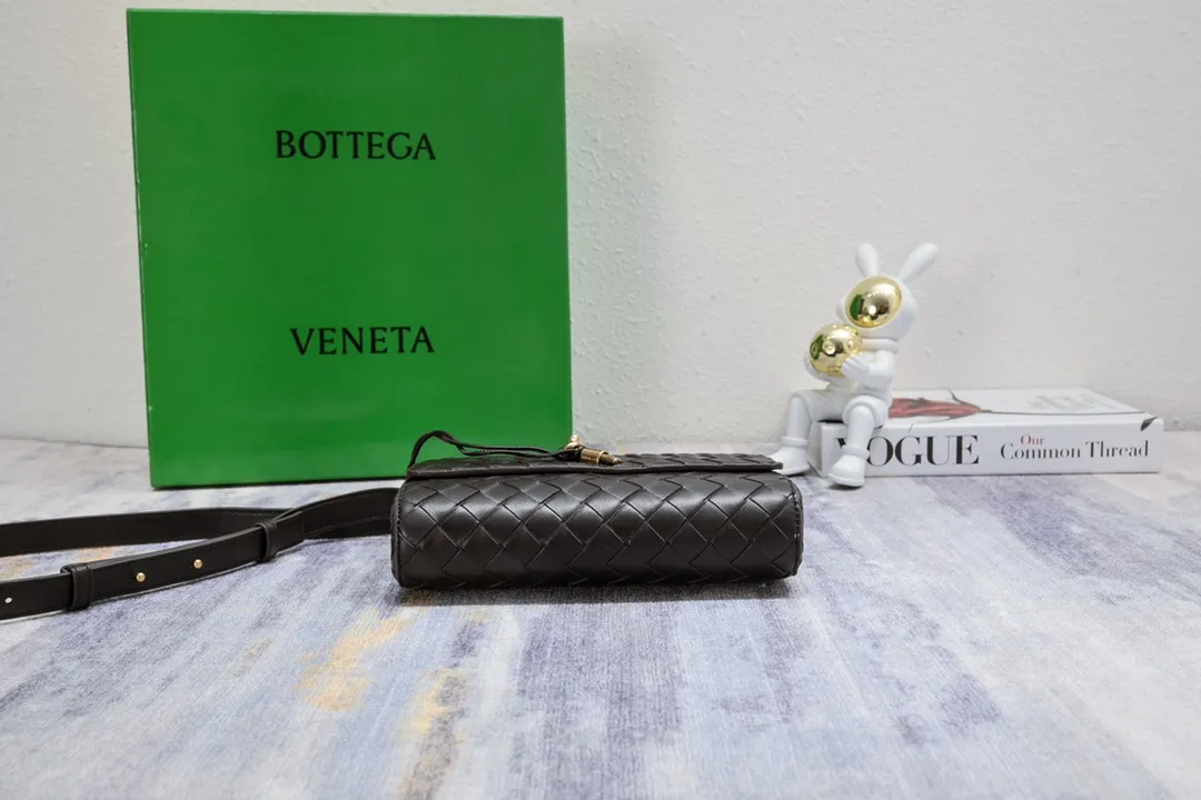 Batch 1420 Bottega Veneta's new style 🆕 mini andiamo bag is so pretty. The dark brown color is very versatile. It is high-end and casual and sexy. Andiamo is not only a commuter bag 🥰 It can be worn crossbody and carried by hand, and it is no problem to match it with evening wear. It can be matched with clothes casually, showing high-end elegance. Style number: 5545 Size: 21.5*13*4.5cm